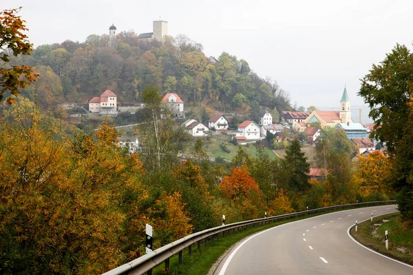 Herbstlandschaft Mit Einer Straße Den Bergen — Stockfoto