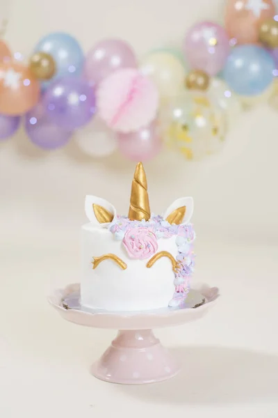 ピンクと白のアイシングのバースデーケーキ — ストック写真