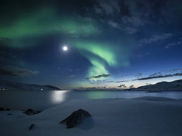 夜间海面上的北极光 — 图库照片