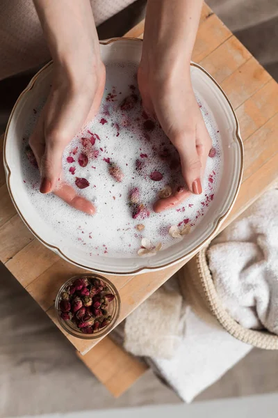 Mulher Lavar Mãos Com Toalha Vermelha Tigela Mesa Madeira — Fotografia de Stock