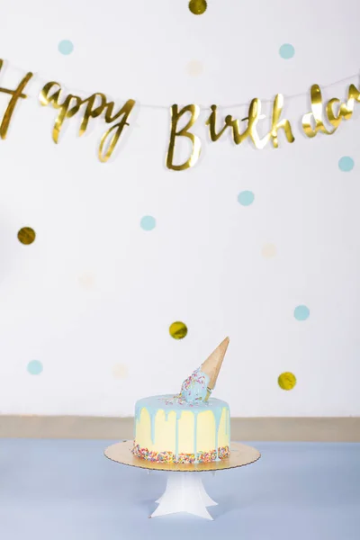 白地にろうそくと花のある誕生日ケーキ — ストック写真