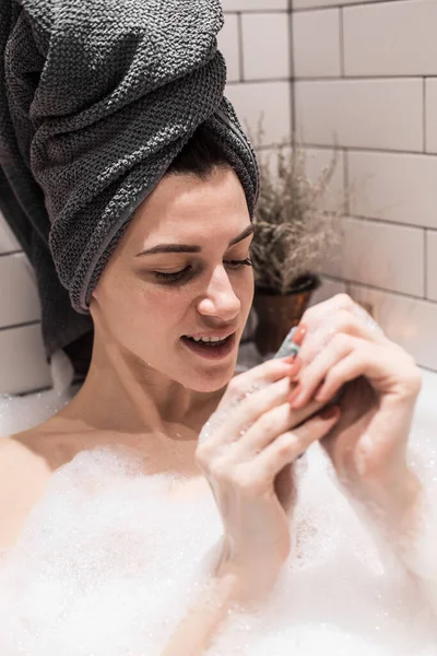 Jeune Femme Dans Bain Avec Bulles Savon — Photo