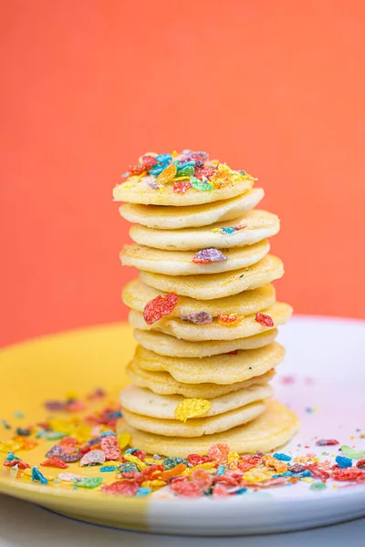 Pila Deliciosos Panqueques Con Frutas Bayas Sobre Fondo Azul — Foto de Stock