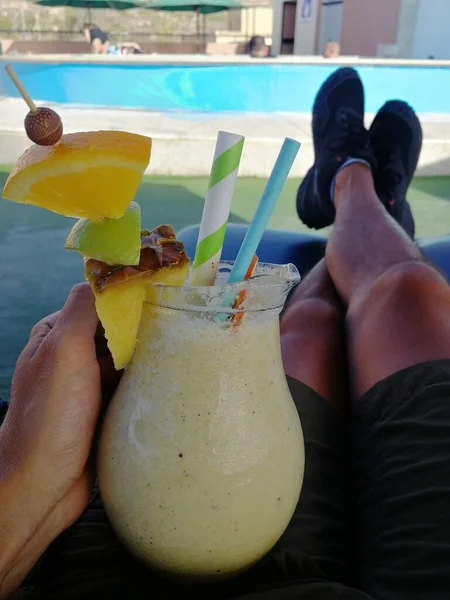 Homme Avec Cocktail Dans Verre Avec Chapeau Paille Une Tasse — Photo