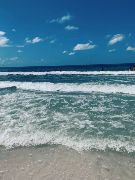 Όμορφη Παραλία Κύματα Και Γαλάζιο Ουρανό — Φωτογραφία Αρχείου