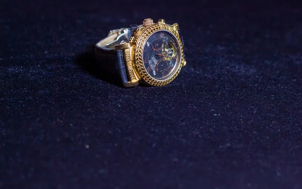 Joyas Oro Sobre Fondo Blanco —  Fotos de Stock