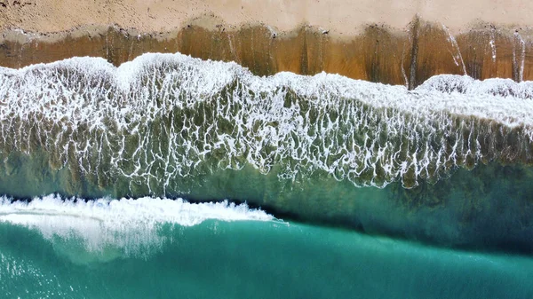 波と海のあるビーチの空の景色 — ストック写真