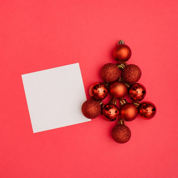 Рождественский Фон Красными Белыми Шариками Вид Сверху — стоковое фото