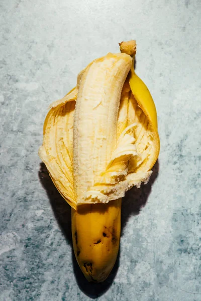 Banana Madura Fresca Sobre Fundo Branco — Fotografia de Stock