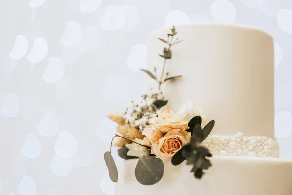 花やケーキと結婚テーブルの設定 — ストック写真