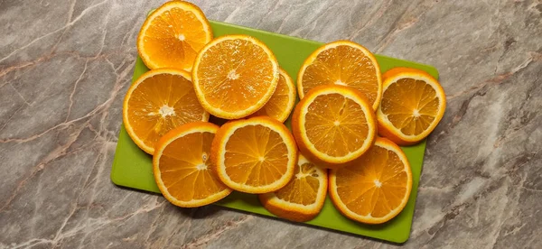 木制背景的新鲜成熟多汁橙子 — 图库照片
