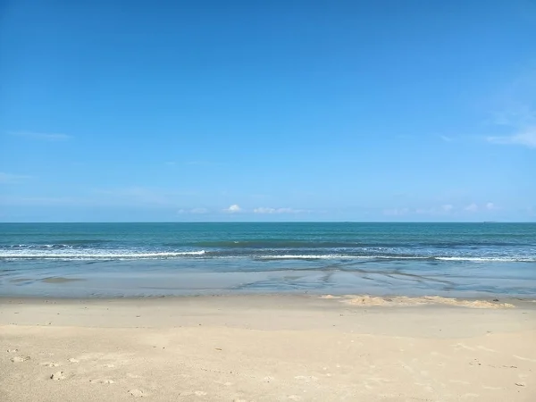 Piękna Plaża Błękitnym Niebem — Zdjęcie stockowe