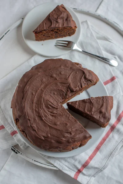 Шоколадный Торт Сливками Орехами Тарелке — стоковое фото