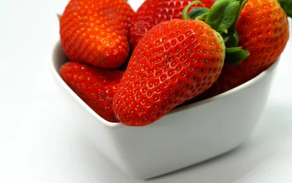 Fresas Frescas Maduras Recipiente Fondo Blanco — Foto de Stock