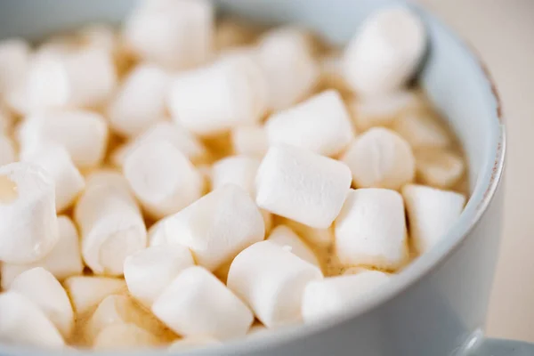 Witte Marshmallows Een Houten Achtergrond — Stockfoto