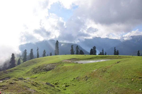 Красивий Краєвид Горами Хмарами — стокове фото