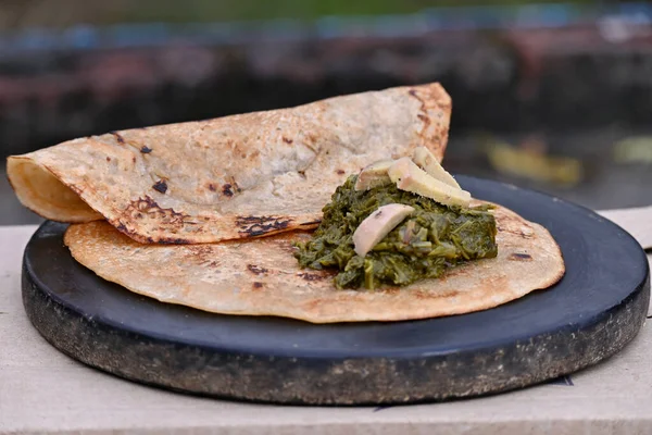 Sanduíche Com Carne Legumes Uma Tábua Madeira — Fotografia de Stock