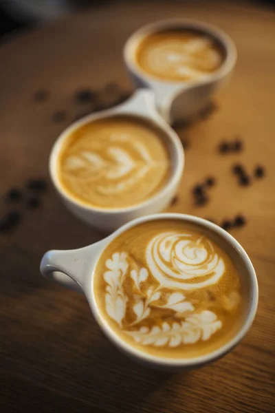 Tassen Kaffee Mit Schaum Auf Holzgrund — Stockfoto
