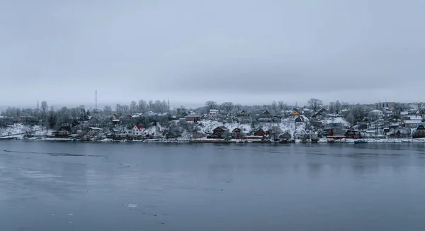 雪に覆われた木々や家がある冬の風景 — ストック写真