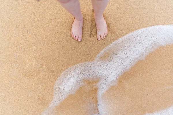 女人的腿在海滩上 — 图库照片