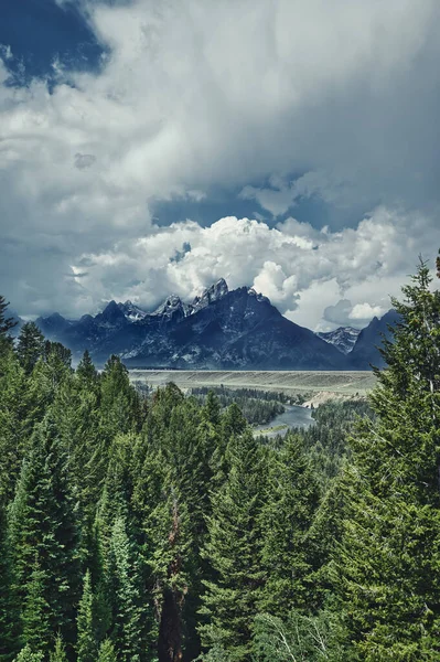 Schöne Aussicht Auf Die Berge Vor Naturkulisse — Stockfoto