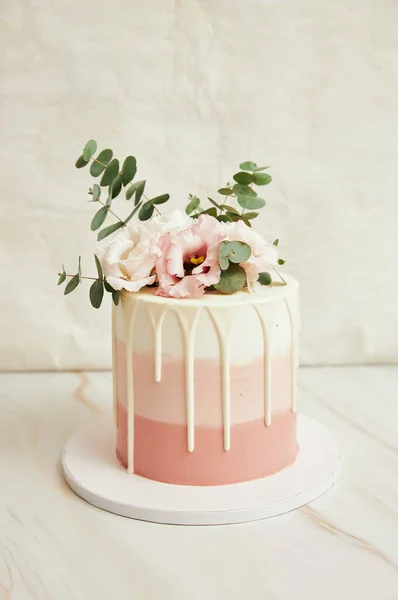 Schöne Hochzeitstorte Mit Blumen — Stockfoto