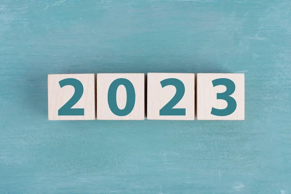 Ano Novo 2020 Conceito Cubos Madeira Sobre Fundo Azul — Fotografia de Stock