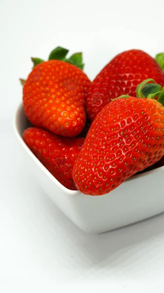 Fresas Frescas Tazón Sobre Fondo Blanco — Foto de Stock