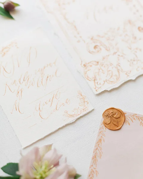 Esküvői Meghívó Fehér Rózsaszín Rózsákkal — Stock Fotó