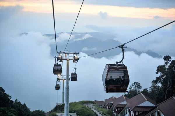 산꼭대기에 케이블카 — 스톡 사진