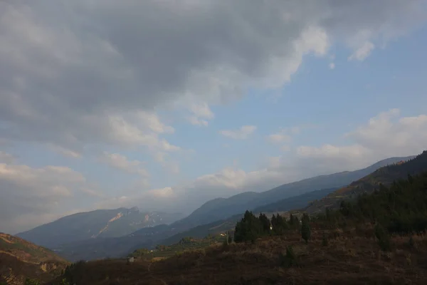 Schöne Landschaft Mit Bergen Und Wolken — Stockfoto