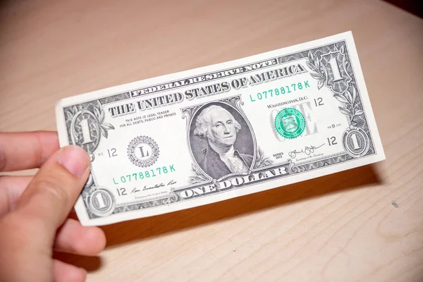 Dolarlık Banknot Tutan Birinin Elini Kapat — Stok fotoğraf