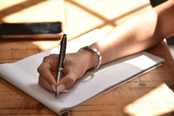 Primer Plano Mujer Escribiendo Notas Cuaderno —  Fotos de Stock
