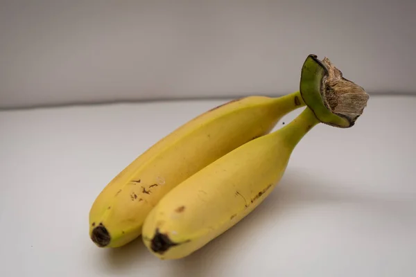 Bananen Auf Weißem Hintergrund — Stockfoto