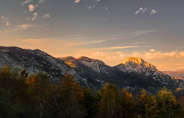 Hermoso Paisaje Otoñal Con Árboles Montañas — Foto de Stock