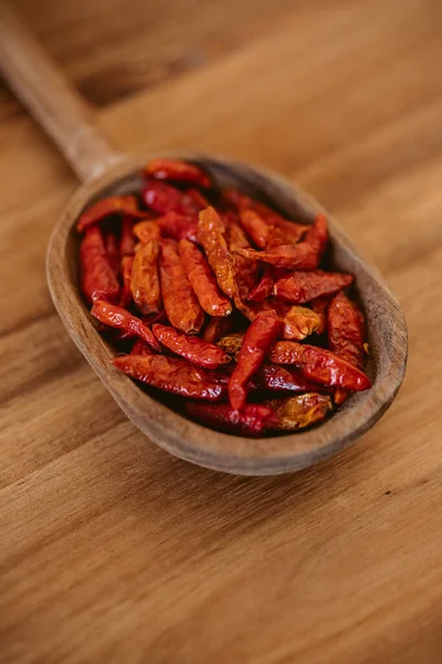 Rode Hete Chili Peper Houten Kom — Stockfoto
