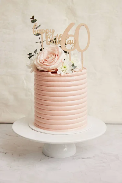 花やろうそくとの結婚式のケーキ — ストック写真