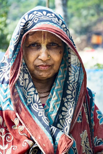 Geleneksel Bir Elbise Giymiş Yaşlı Bir Kadının Portresi — Stok fotoğraf