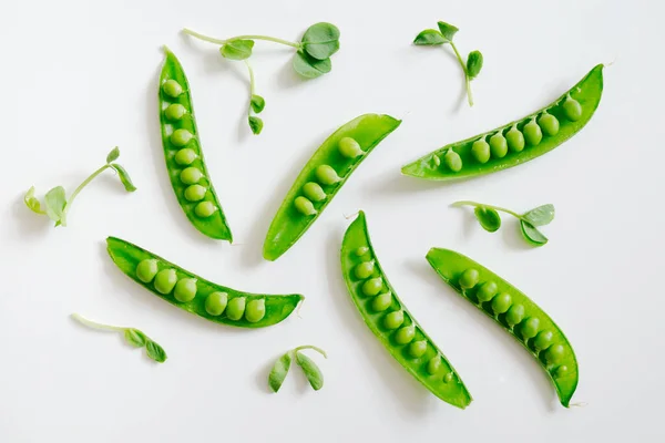 白い背景の上の新鮮な緑豆 トップ ビュー — ストック写真