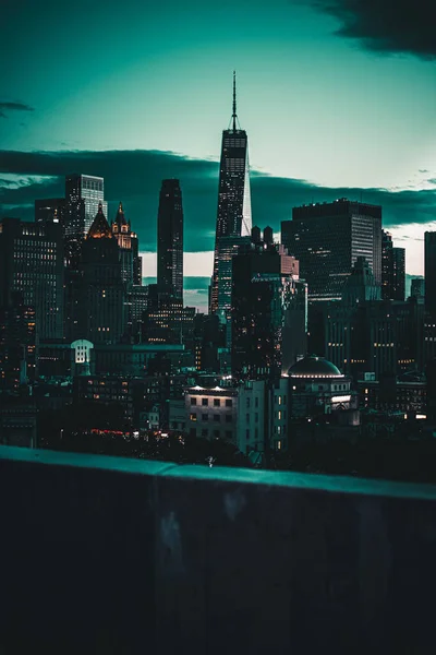 纽约城市的天际线上有摩天大楼和倒影 — 图库照片