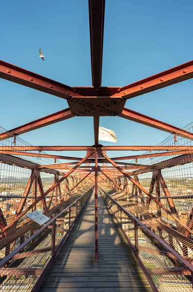 Brücke Über Den Fluss Der Stadt — Stockfoto