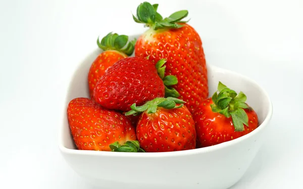 Fresas Frescas Maduras Recipiente Fondo Blanco — Foto de Stock