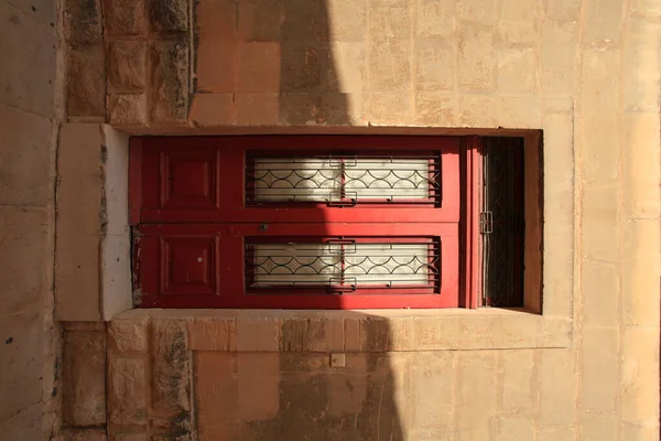 Altes Holzfenster Mit Roter Tür — Stockfoto