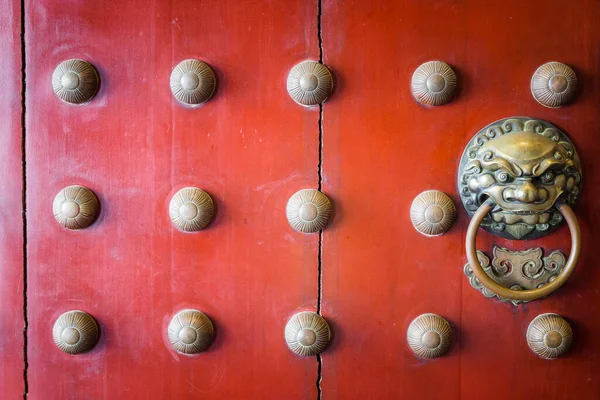Puerta China Roja Golpeador Fondo Madera — Foto de Stock