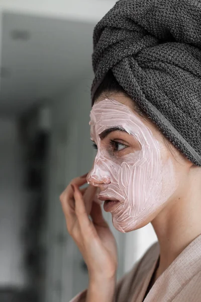 Schöne Frau Mit Maske Und Handtuch Badezimmer — Stockfoto