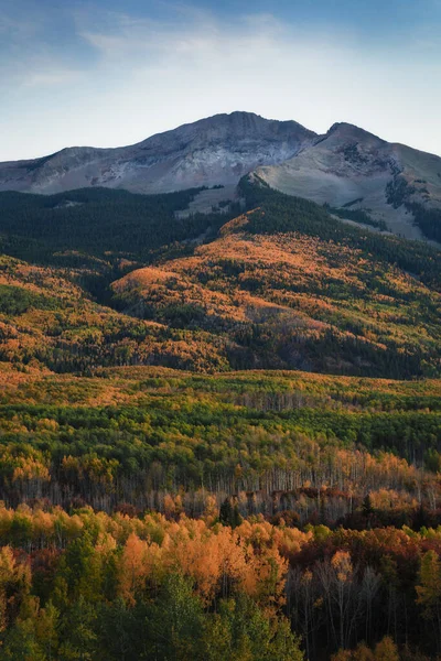 Krásná Podzimní Krajina Stromy Horami — Stock fotografie