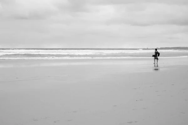 Sahilde Yürüyen Bir Adam — Stok fotoğraf