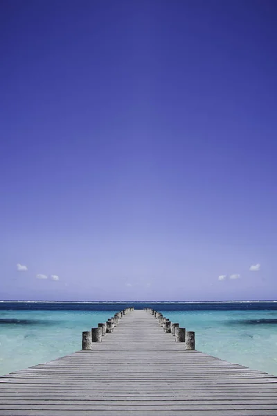 木製の桟橋と青い空を持つ美しいビーチ — ストック写真