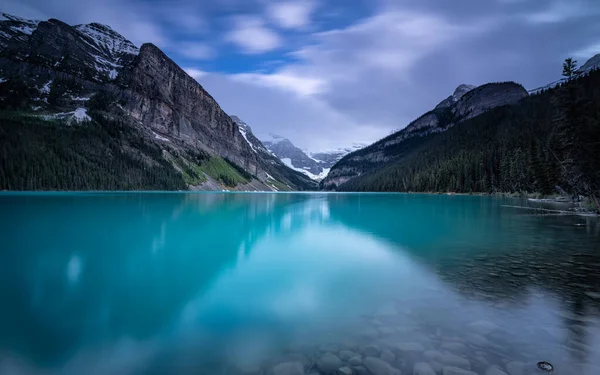 Beau Lac Dans Les Montagnes — Photo