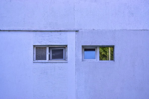 Stare Okno Niebiesko Białą Ścianą — Zdjęcie stockowe